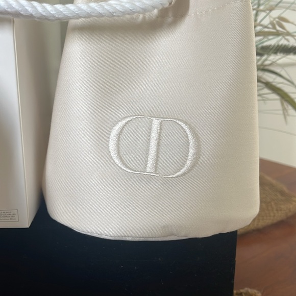 Dior Beige Beauty Drawstring embroidered bag. - Picture 3 of 7